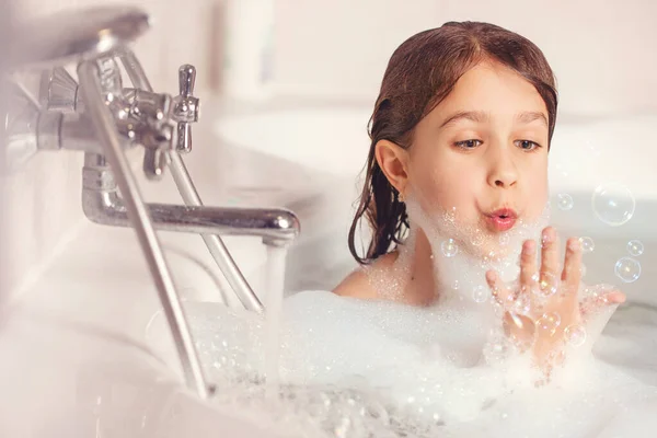 Menina Toma Banho Brinca Com Espuma Banheiro Uma Grande Queda — Fotografia de Stock