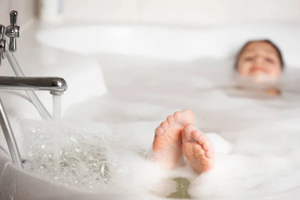 Babyfüße Badezimmer Mit Schaum Und Blasen Großaufnahme Baden Einer Badewanne — Stockfoto