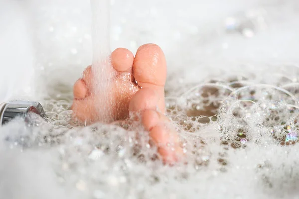 Dětské Nohy Koupelně Pěnou Bublinkami Zblízka Koupání Vaně Bílou Pěnou — Stock fotografie