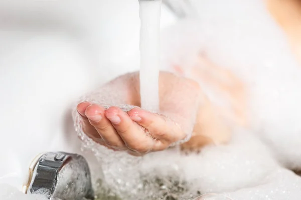 Umyjte Ruce Pod Proudem Tekoucí Vody Umyjte Ruce Pěnové Lázni — Stock fotografie