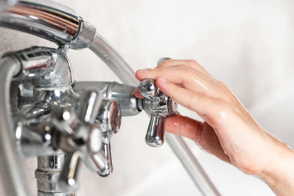 Stimmen Sie Das Wasser Vom Kran Händewaschen Schaumbad — Stockfoto