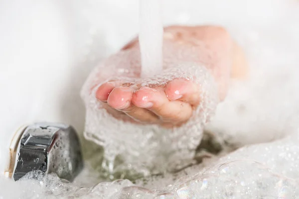 Umyjte Ruce Pod Proudem Tekoucí Vody Umyjte Ruce Pěnové Lázni — Stock fotografie