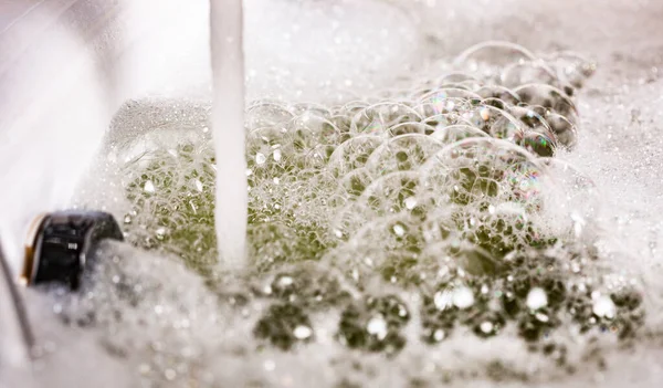 Wasser Aus Dem Wasserhahn Fließt Ins Badezimmer Der Wasserfluss Ist — Stockfoto