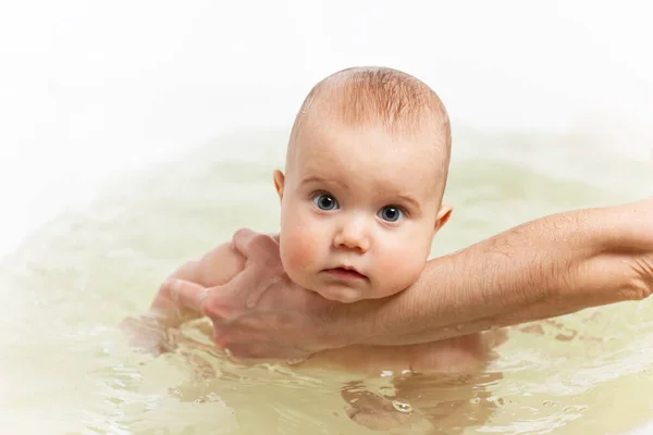 Mãos Uma Mãe Desconhecida Cuidadosa Seguram Pequeno Bebê Engraçado Olhos — Fotografia de Stock