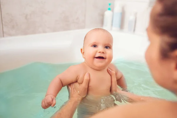 Mani Una Madre Sconosciuta Attenta Tengono Piccolo Divertente Bambino Dagli — Foto Stock