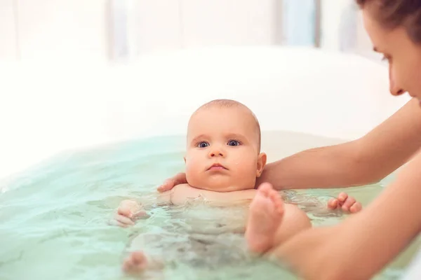 Mani Una Madre Sconosciuta Attenta Tengono Piccolo Divertente Bambino Dagli — Foto Stock