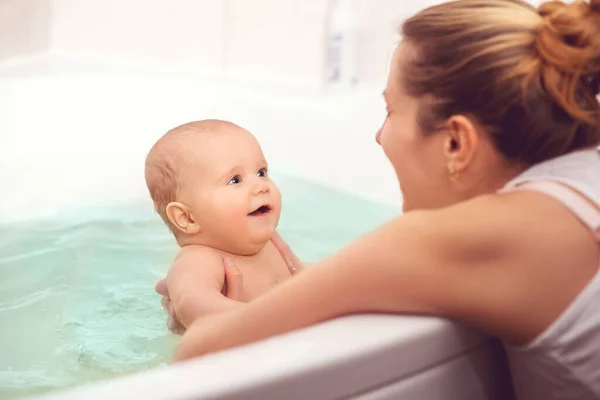 Händerna Försiktig Okänd Mor Hålla Liten Vacker Rolig Storögd Baby — Stockfoto