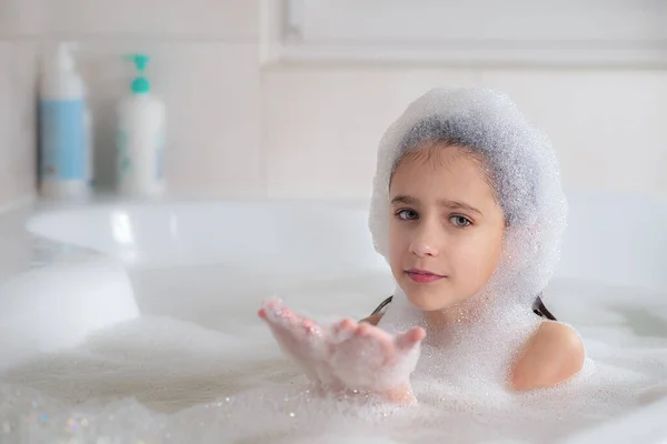 Chica Baña Juega Con Espuma Baño Una Gran Caída Soplando —  Fotos de Stock