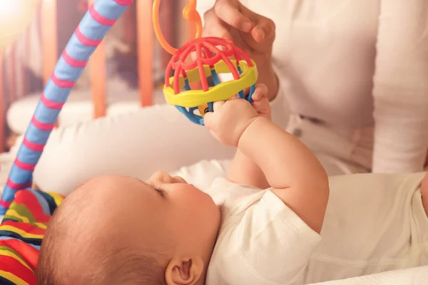 Toddler Játszik Húgaival Csecsemők Fejlődésének Gondozásának Fogalma — Stock Fotó