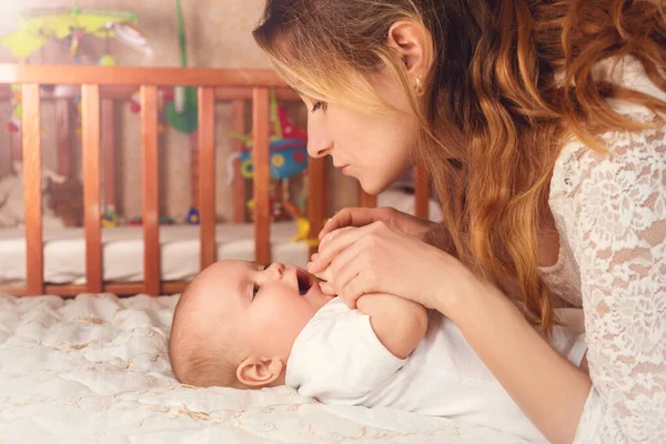 Mamá Feliz Juega Con Hijo Pequeño Armonía Amor Entre Madre —  Fotos de Stock