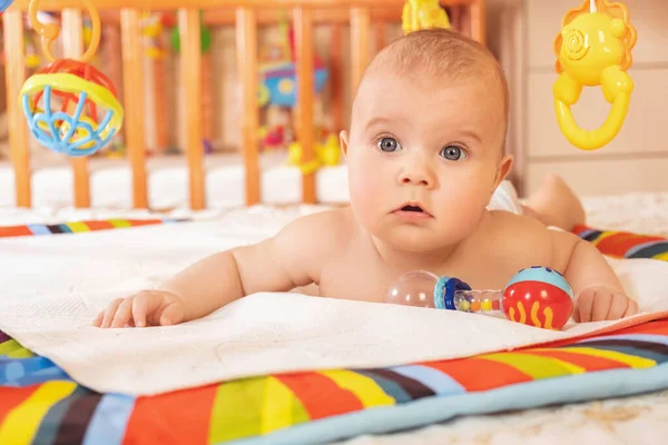 Kleine Jongen Kruipt Een Veelkleurig Tapijt Ontworpen Voor Ontwikkeling Van — Stockfoto