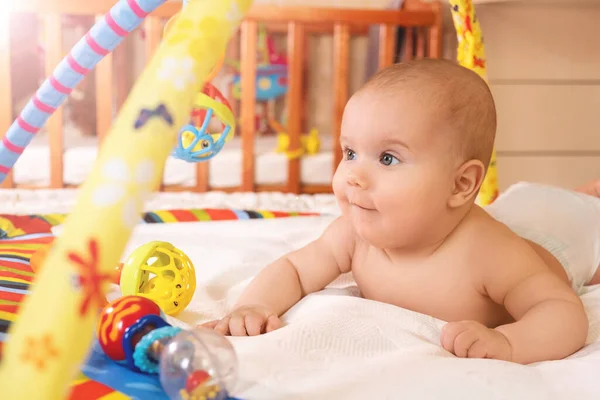 Kleine Jongen Kruipt Een Veelkleurig Tapijt Ontworpen Voor Ontwikkeling Van — Stockfoto