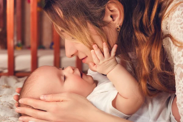 Mamá Feliz Juega Con Hijo Pequeño Armonía Amor Entre Madre — Foto de Stock