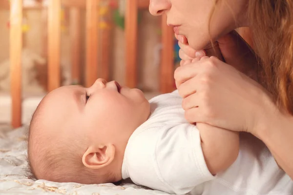 Szczęśliwa Mama Bawi Się Swoim Młodym Synem Harmonia Miłość Między — Zdjęcie stockowe