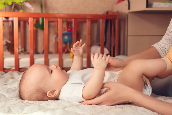 Maman Heureuse Joue Avec Son Jeune Fils Harmonie Amour Entre — Photo