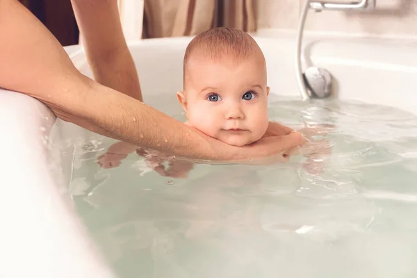 Händerna Försiktig Okänd Mor Hålla Liten Vacker Rolig Storögd Baby — Stockfoto
