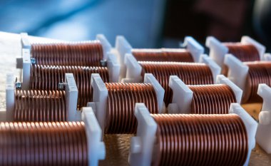 Laboratuvarın arka planında yüksek frekanslı güçlü bakır tel var. Alıcı-verici cihazları için süper modern yüksek teknoloji bileşenleri üretimi kavramı