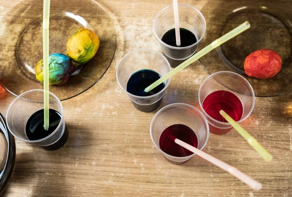 Œufs Pâques Peintures Liquides Colorées Sur Table Pour Les Enfants — Photo