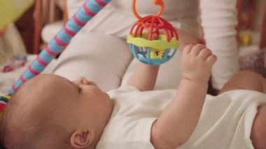 Toddler kız kardeşleriyle oynuyor. Bebeklerin gelişimi ve bakımı. 4K UHD hala video kamera