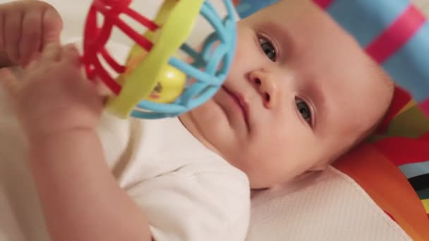Menino Rasteja Tapete Multicolorido Projetado Para Desenvolvimento Uma Criança Conceito — Vídeo de Stock