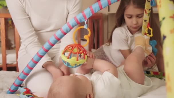 Kleinkind Spielt Mit Seinen Schwestern Das Konzept Der Entwicklung Von — Stockvideo