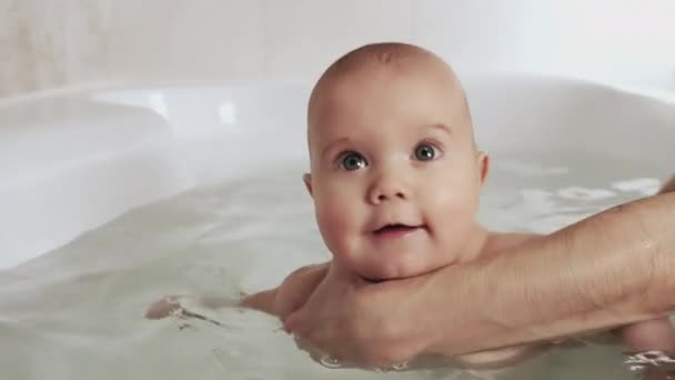 Las Manos Una Madre Desconocida Cuidadosa Sostienen Bebé Pequeño Divertido — Vídeo de stock