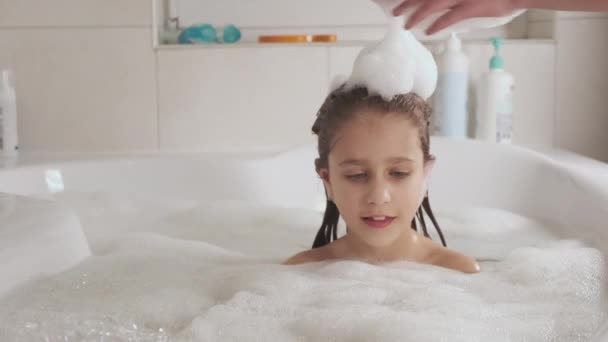 Pequena Menina Banha Banheira Brinca Com Espuma Higiene Baby Care — Vídeo de Stock