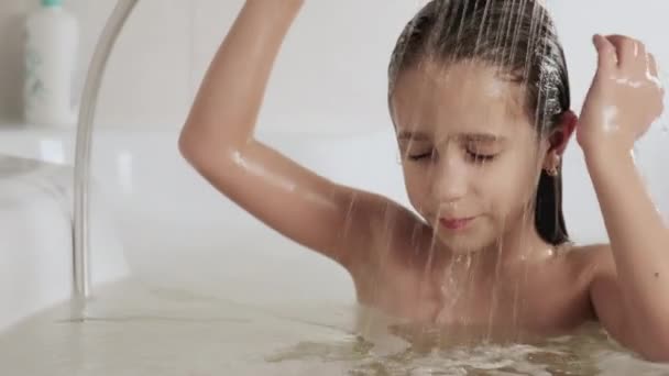 Uma Menina Lava Cabeça Sob Chuveiro Uhd Ainda Câmera Vídeo — Vídeo de Stock