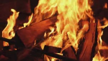 Çekimin en alt kısmında yanan parlak ateşin yakın plan fotoğrafı. Alev yükseliyor, siyah arkaplan, 4K UHD hala video kamera, 2x yavaş