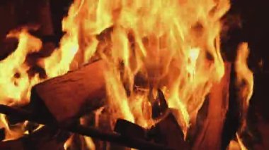 Çekimin en alt kısmında yanan parlak ateşin yakın plan fotoğrafı. Alev yükseliyor, siyah arkaplan, 4K UHD hala video kamera, 2x yavaş