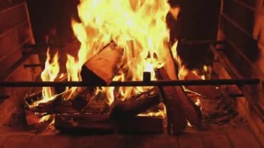 Çekimin en alt kısmında yanan parlak ateşin yakın plan fotoğrafı. Alev yükseliyor, siyah arkaplan, 4K UHD hala video kamera, 2x yavaş