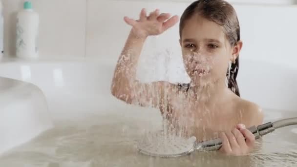 Ένα Κορίτσι Πλένει Κεφάλι Της Κάτω Από Ένα Ντους Uhd — Αρχείο Βίντεο
