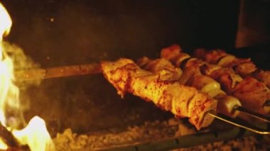 Geleneksel kebap ızgarada ve Türk restoranında akşam yemeği için şiş. Yemek kültürü. 4K UHD hala video kamera