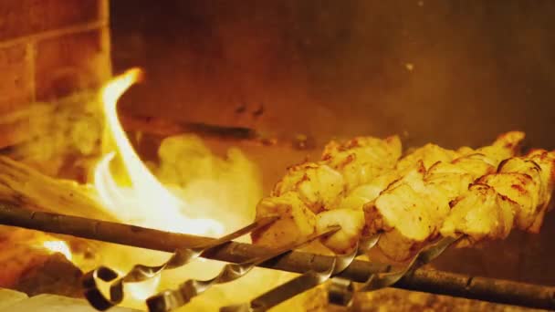 Kebab Traditionnel Sur Gril Avec Brochettes Dans Restaurant Turc Pour — Video