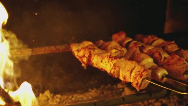 Traditionele Kebab Grill Met Spiesjes Het Turkse Restaurant Voor Het — Stockvideo