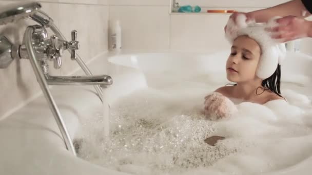 浴槽に小さな女の子風呂と泡で遊ぶ 衛生とベビーケアコンセプト Uhdまだビデオカメラ 2倍スローモーション — ストック動画