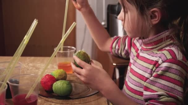 Närbild Video Händer Barn Som Använder Färgämne Och Målning Vita — Stockvideo