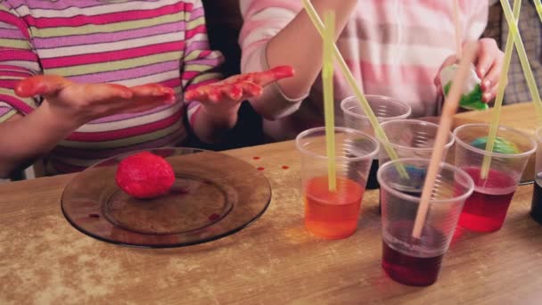 Primer Plano Vídeo Las Manos Los Niños Usando Tinte Pintura — Vídeos de Stock