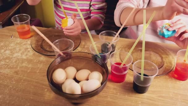 부활절을 준비하는 염료를 사용하고 달걀에 그림을 그리는 어린이들의 가까이 Uhd — 비디오