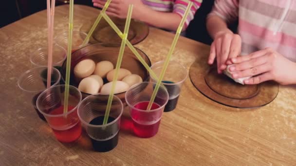 Zamknij Wideo Rąk Dzieci Pomocą Barwnika Malowanie Białym Gotowane Jaja — Wideo stockowe