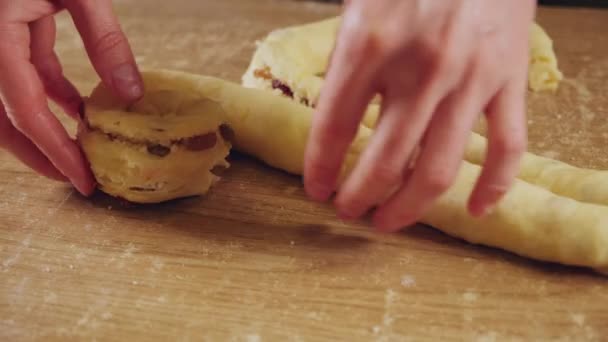 Donna Impasta Pasta Cottura Della Torta Pasqua Arrotolata Con Mani — Video Stock