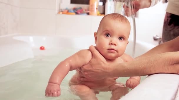 Ruce Pečlivé Neznámé Matky Drží Malé Krásné Legrační Dítě Velkýma — Stock video