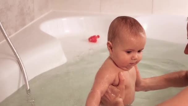 Mãos Uma Mãe Desconhecida Cuidadosa Seguram Pequeno Bebê Engraçado Olhos — Vídeo de Stock