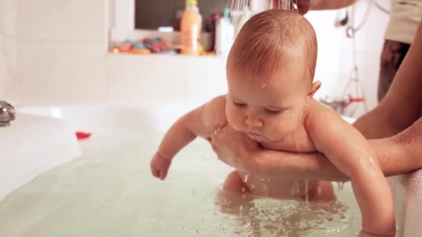 Las Manos Una Madre Desconocida Cuidadosa Sostienen Bebé Pequeño Divertido — Vídeos de Stock