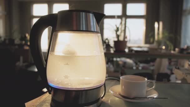 Ein Transparenter Wasserkocher Kocht Vor Dem Hintergrund Des Sonnenuntergangs Der — Stockvideo