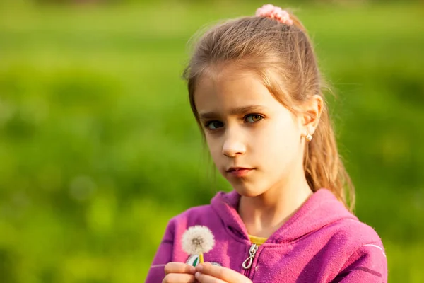 Das Kleine Hübsche Mädchen Hält Den Löwenzahn Der Hand Sommerspaß — Stockfoto