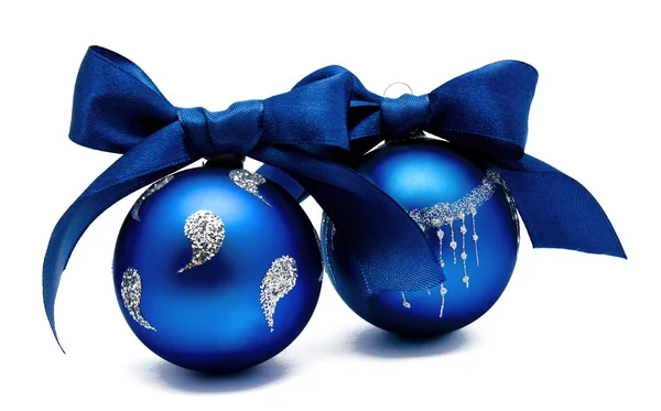 Doskonały niebieski piłka Boże Narodzenie na białym tle — Zdjęcie stockowe