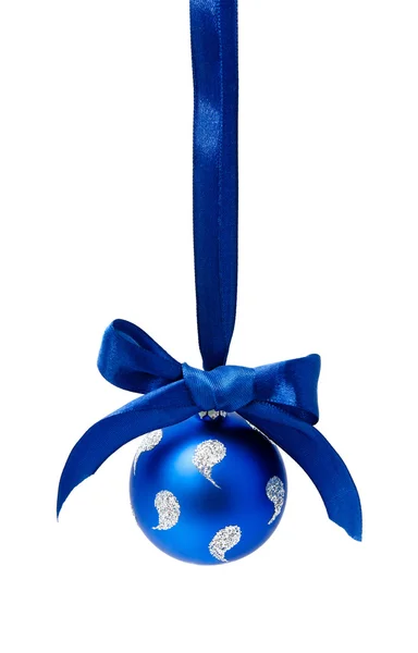 Hunging bola de Natal azul isolado — Fotografia de Stock