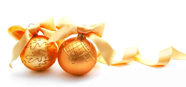 Perfecte gouden kerstballen met lint geïsoleerd — Stockfoto