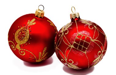 İki izole kırmızı Noel topları mükemmel 